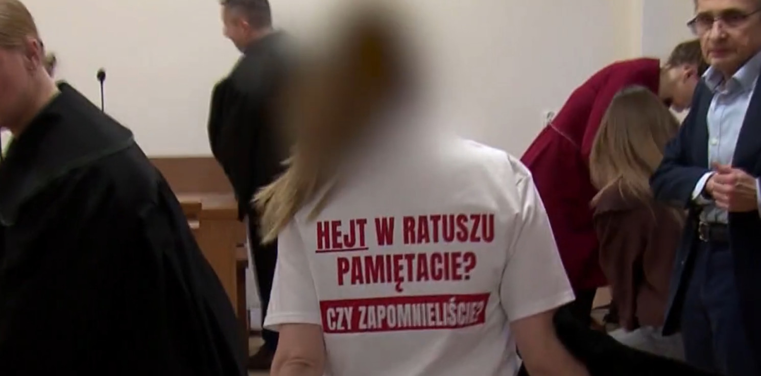 Inowrocław - Agnieszka Ch. w koszulce "Hejt, hajs, hajp" w sądzie. Ruszył kolejny proces