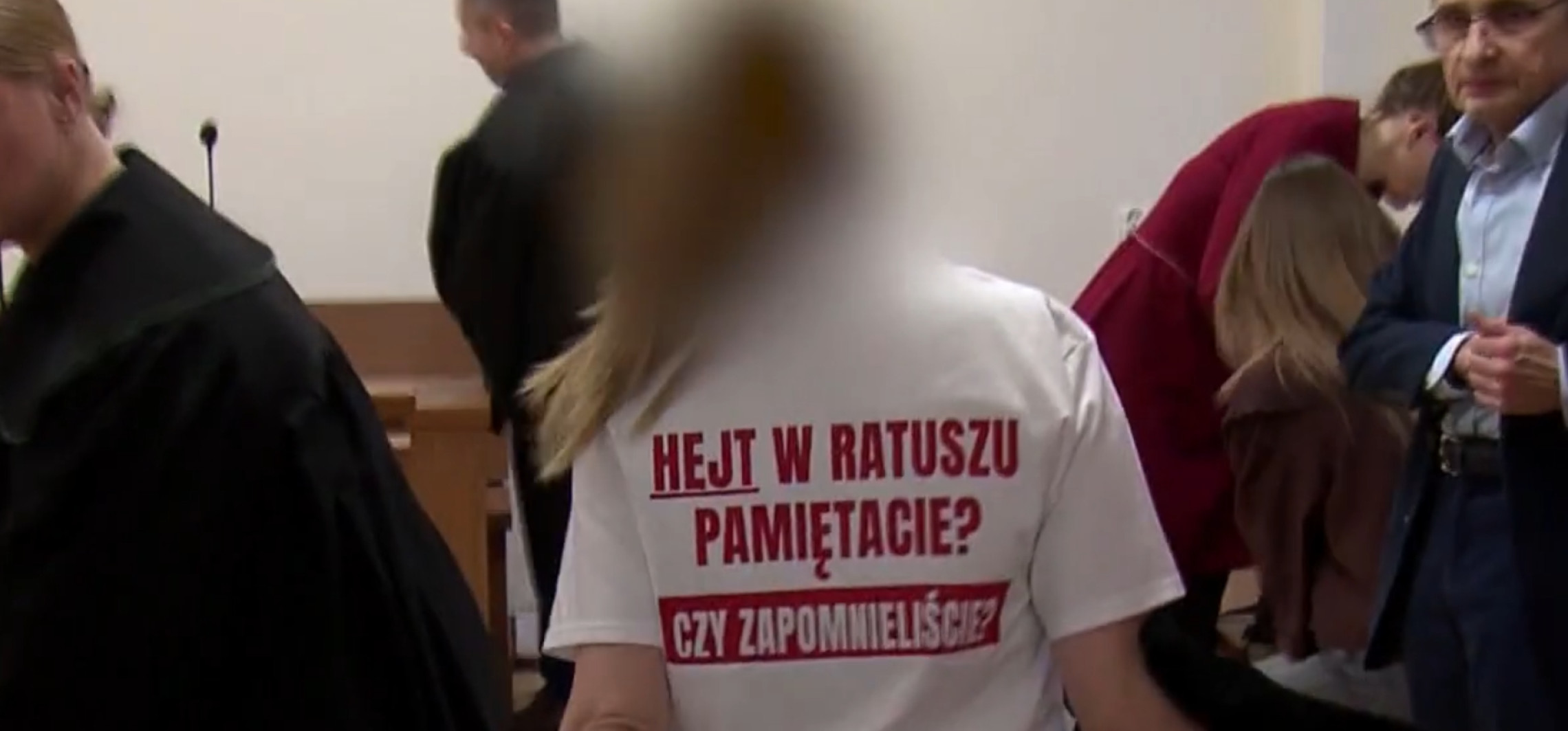 Agnieszka Ch. w koszulce "Hejt, hajs, hajp" w sądzie. Ruszył kolejny proces