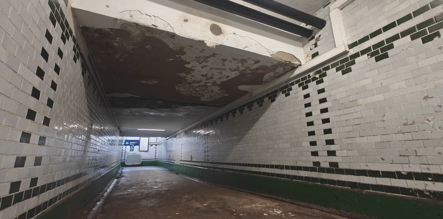 Inowrocław - Tunel pod dworcem: tynk spadł na podłogę