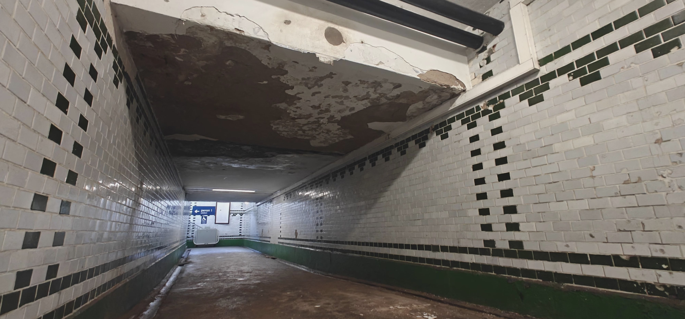 Tunel pod dworcem: tynk spadł na podłogę