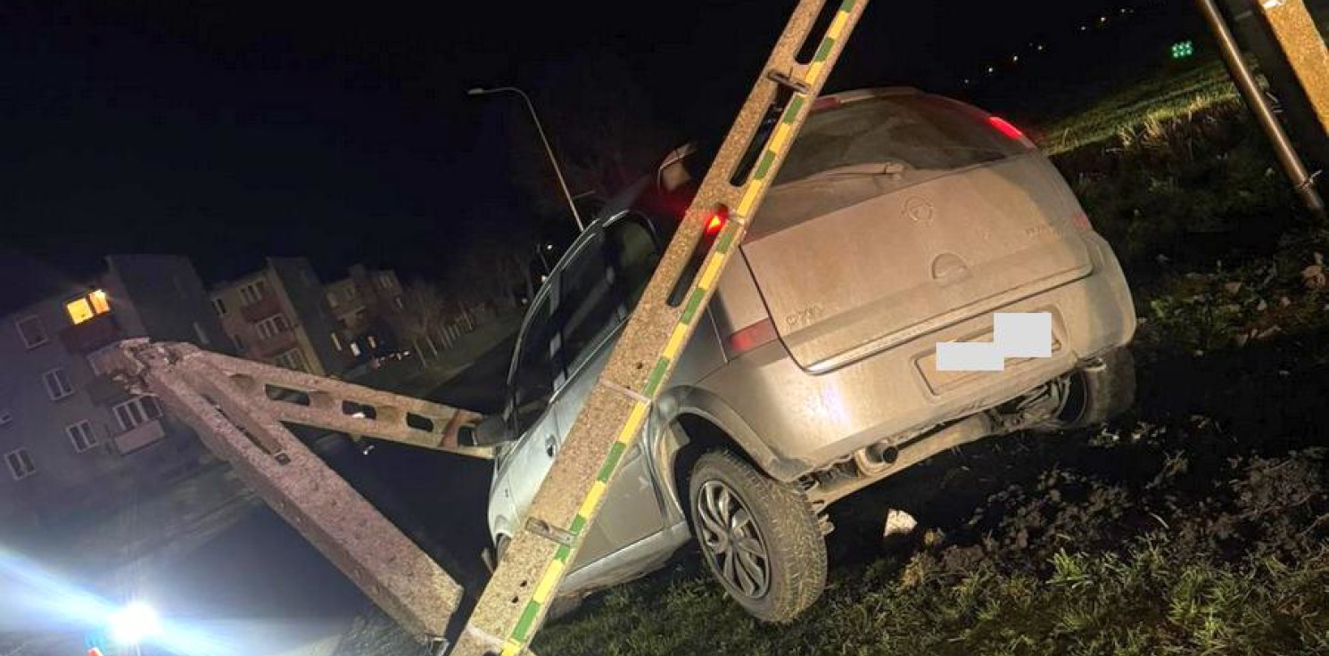 Radziejów - Złamała słup drogowy po uderzeniu samochodem
