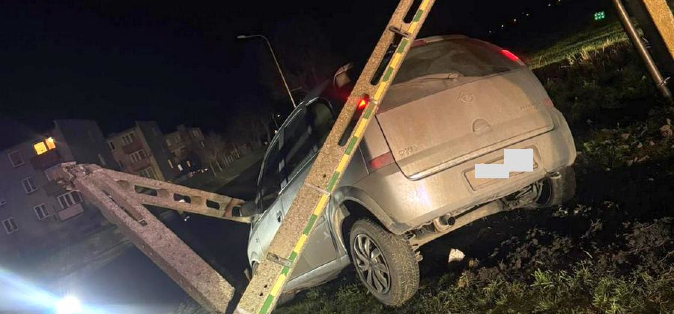 Złamała słup drogowy po uderzeniu samochodem