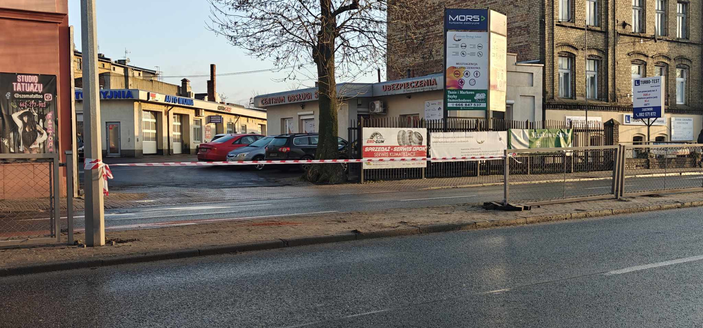 Kierowca bmw wjechał w ogrodzenie na ul. Dworcowej