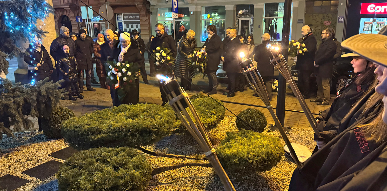 Inowrocław - Kwiaty i znicze pod pomnikiem. W Inowrocławiu oddano hołd ofiarom stanu wojennego