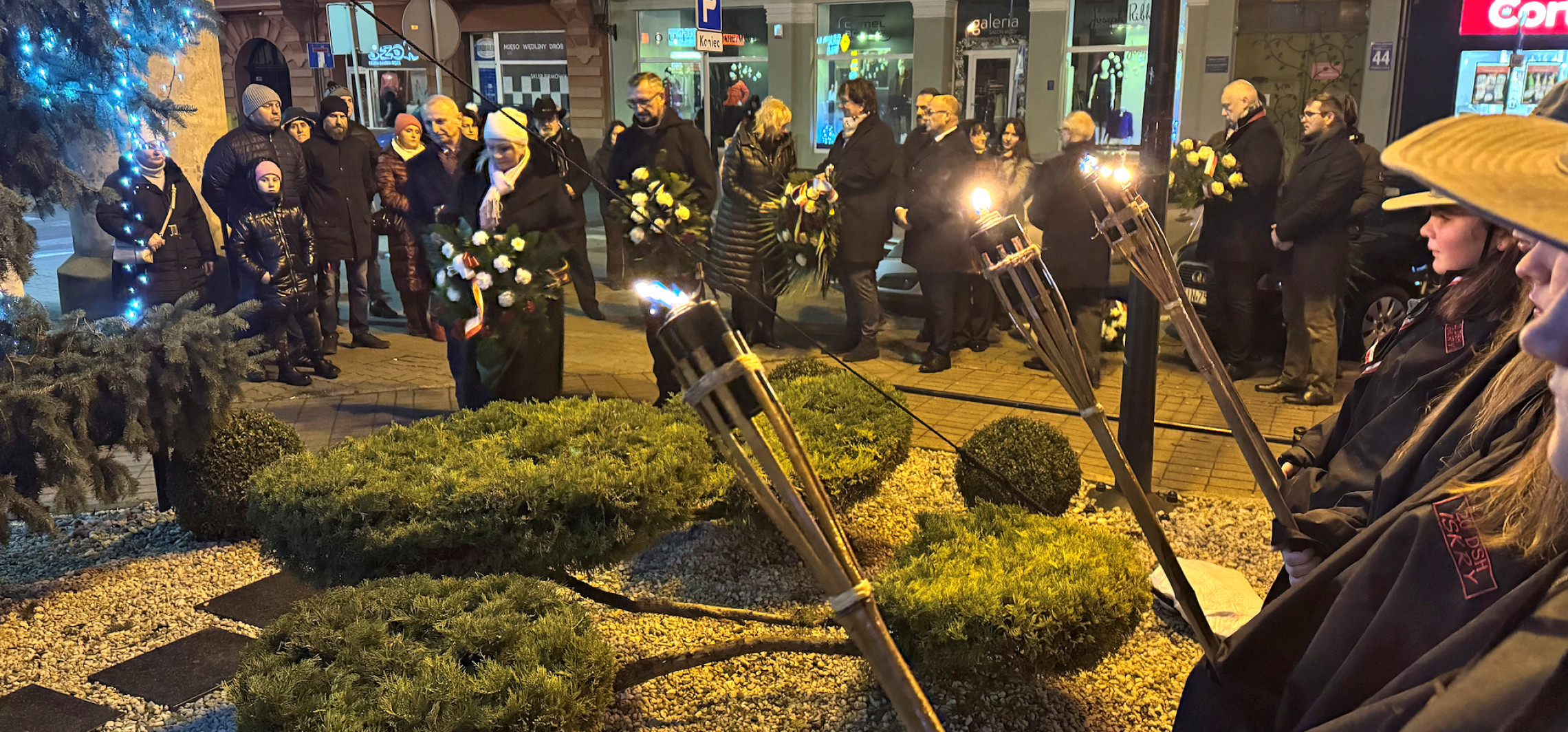 Kwiaty i znicze pod pomnikiem. W Inowrocławiu oddano hołd ofiarom stanu wojennego