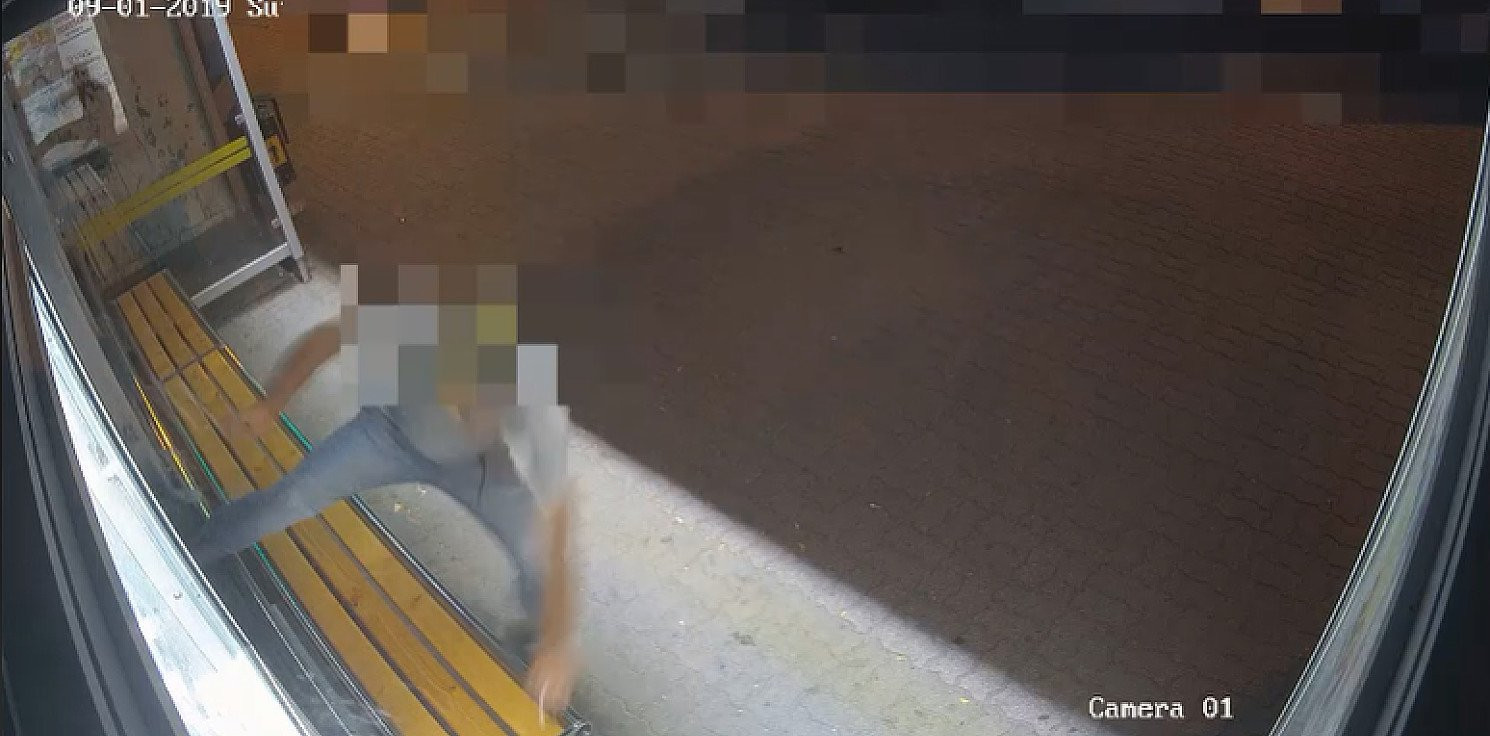 Inowrocław - Wandal rozbił szybę w wiacie przystankowej