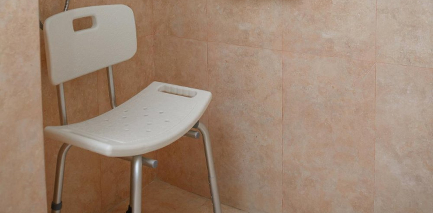 Region - Jak dobrać krzesełko do kabiny prysznicowej dla osoby starszej?