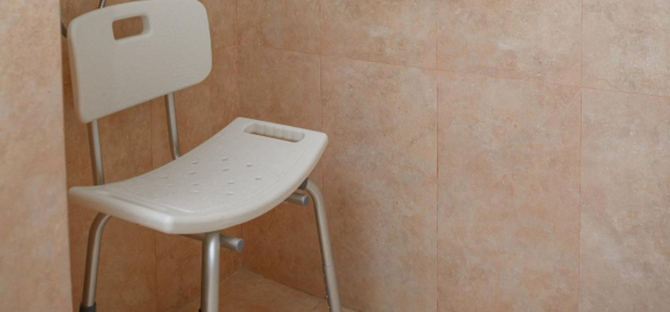 Jak dobrać krzesełko do kabiny prysznicowej dla osoby starszej?