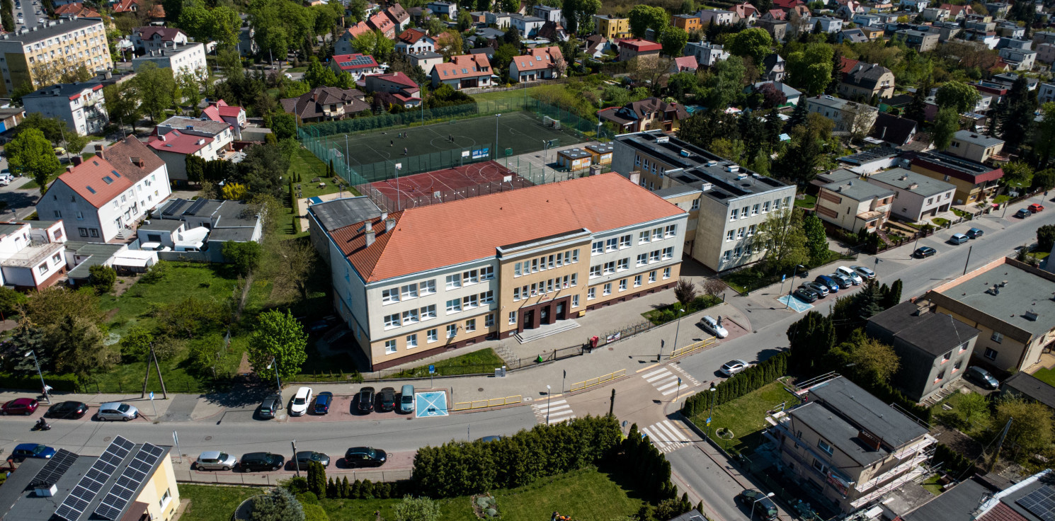 Inowrocław - Radni KO: Miasto odebrało świąteczne dodatki pracownikom obsługi szkół