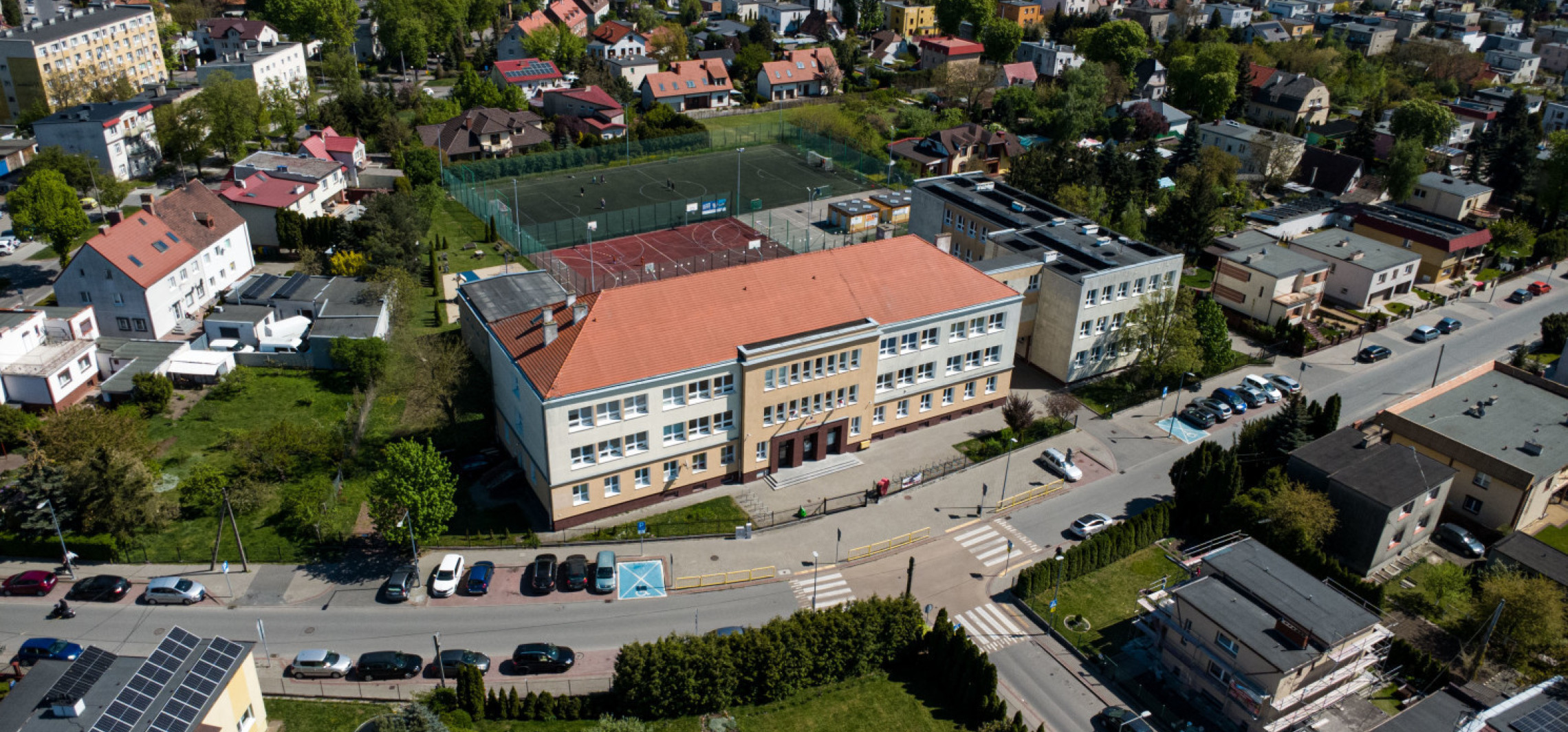 Radni KO: Miasto odebrało świąteczne dodatki pracownikom obsługi szkół