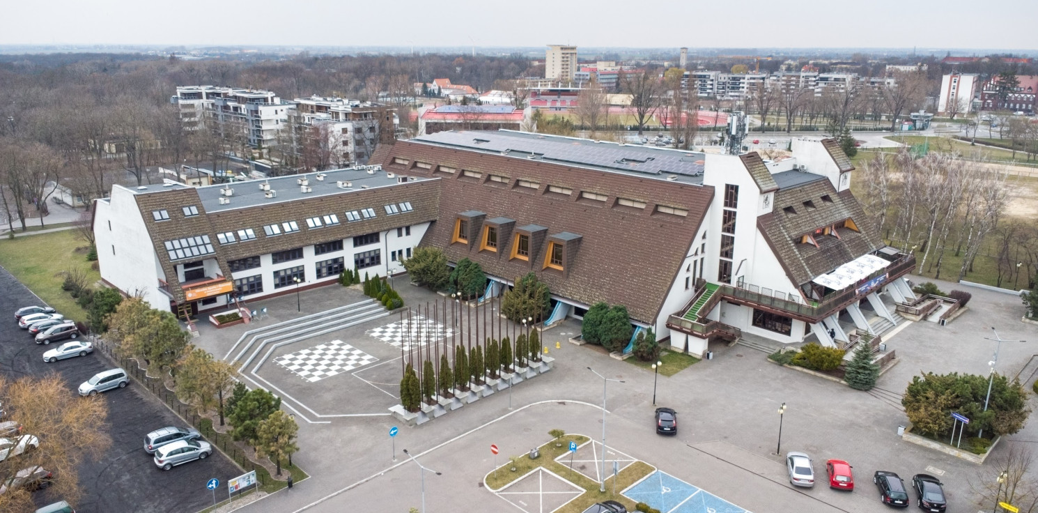 Inowrocław - Rąbińska hala z nowym parkietem i nazwą. Qemetica wesprze też inne projekty