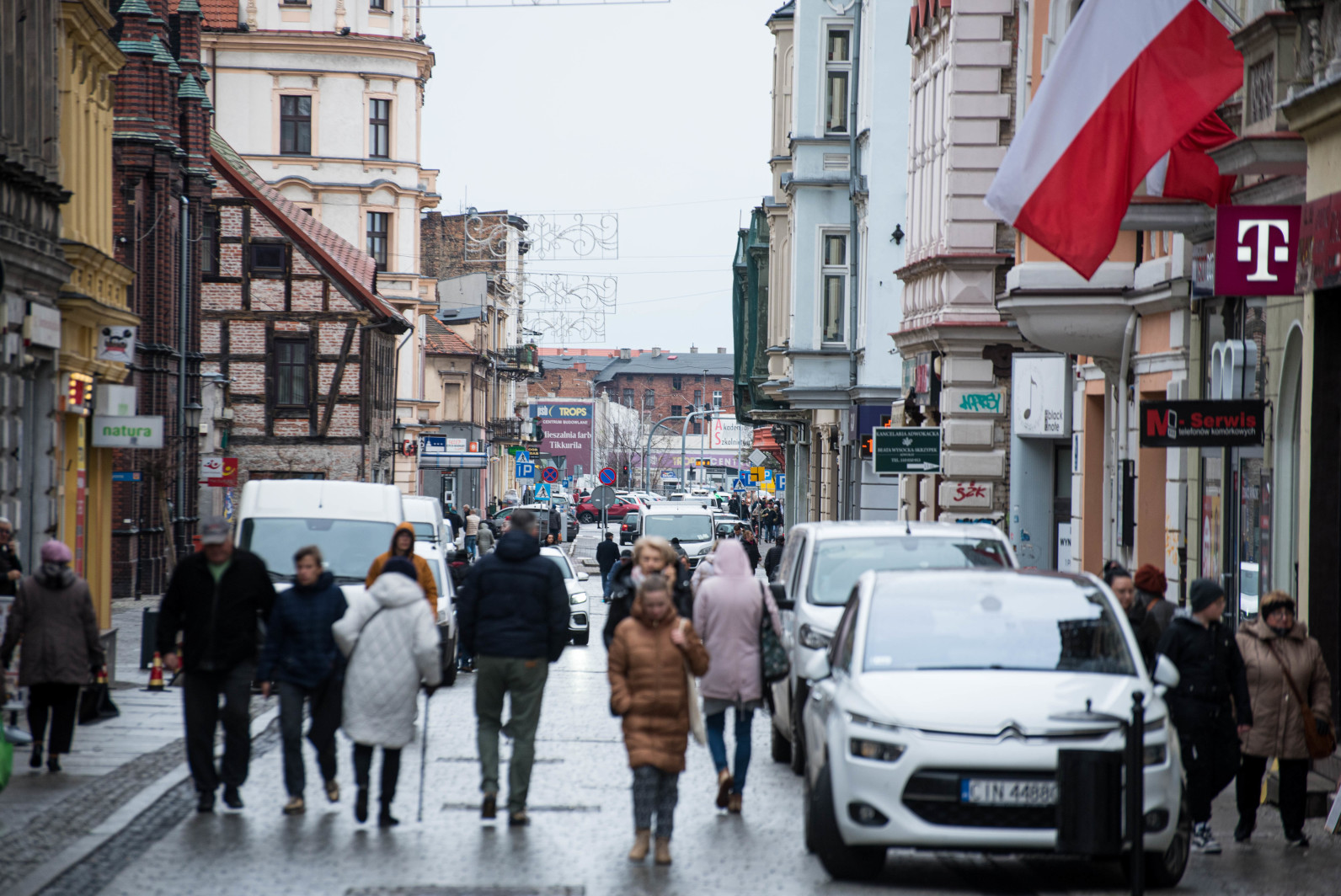 Straciła kilkanaście tysięcy złotych. Zaufała oszustom