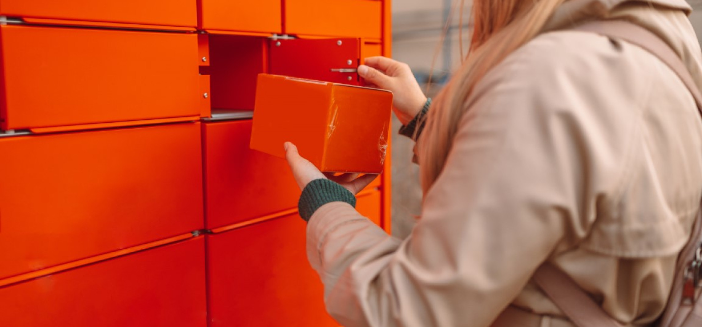 Sekrety kartonów do paczkomatów – jak zaprojektować pudełko idealne do automatycznych skrytek?