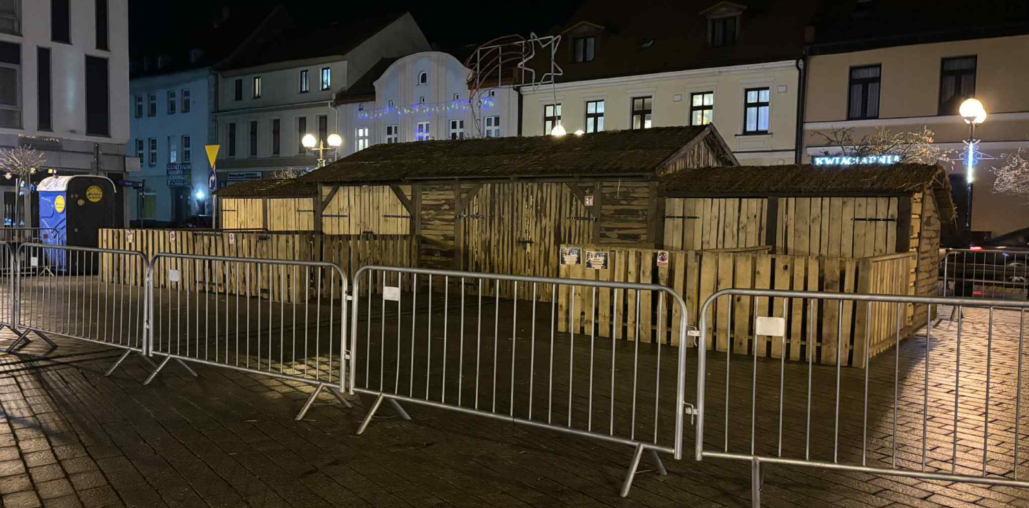 Inowrocław - Trwają przygotowania do otwarcia szopki na Rynku