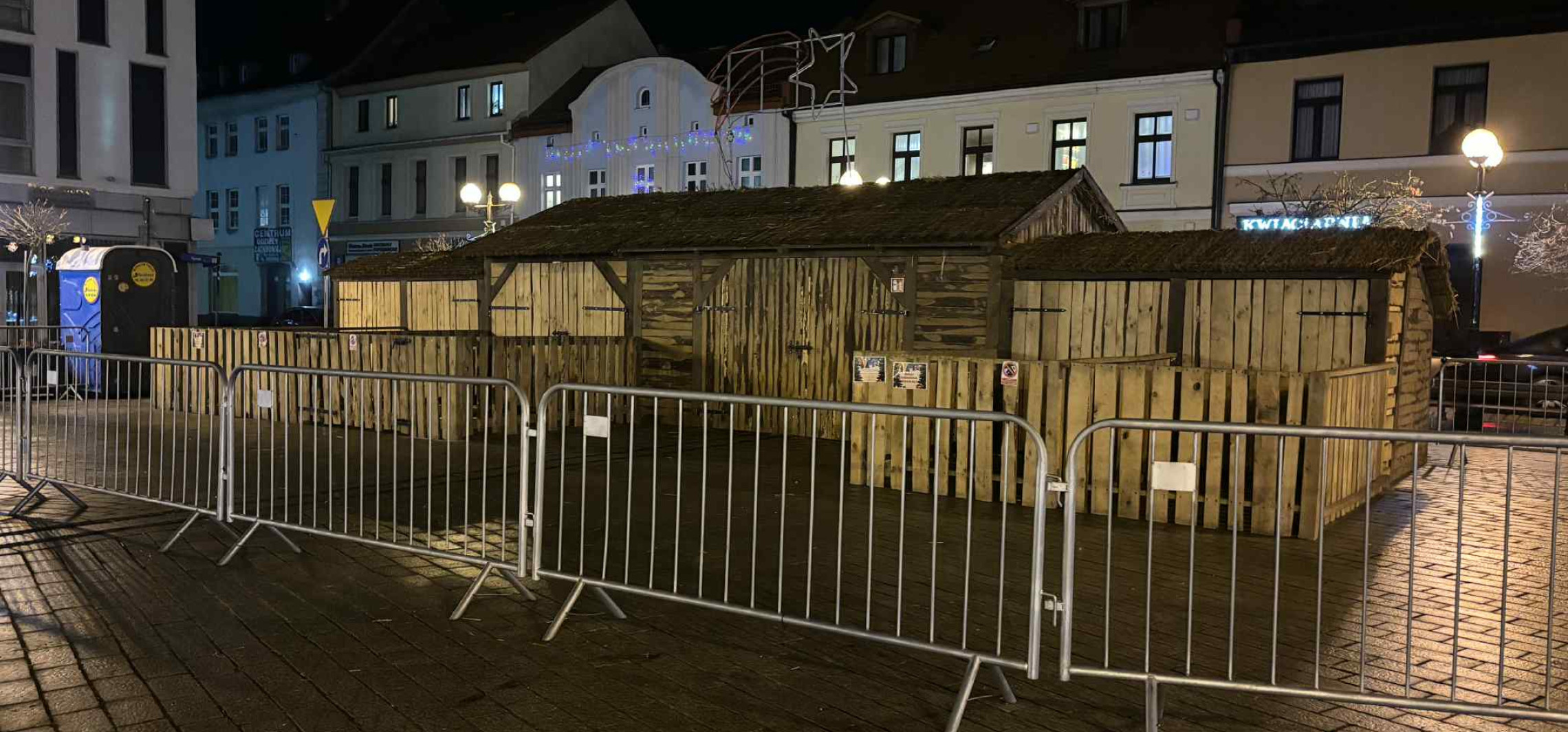 Trwają przygotowania do otwarcia szopki na Rynku