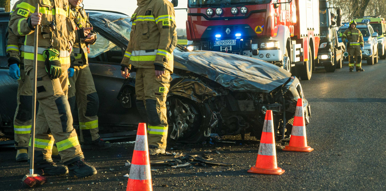 Kruszwica.online - Samochód uderzył w drzewo. Utrudnienia dla kierowców