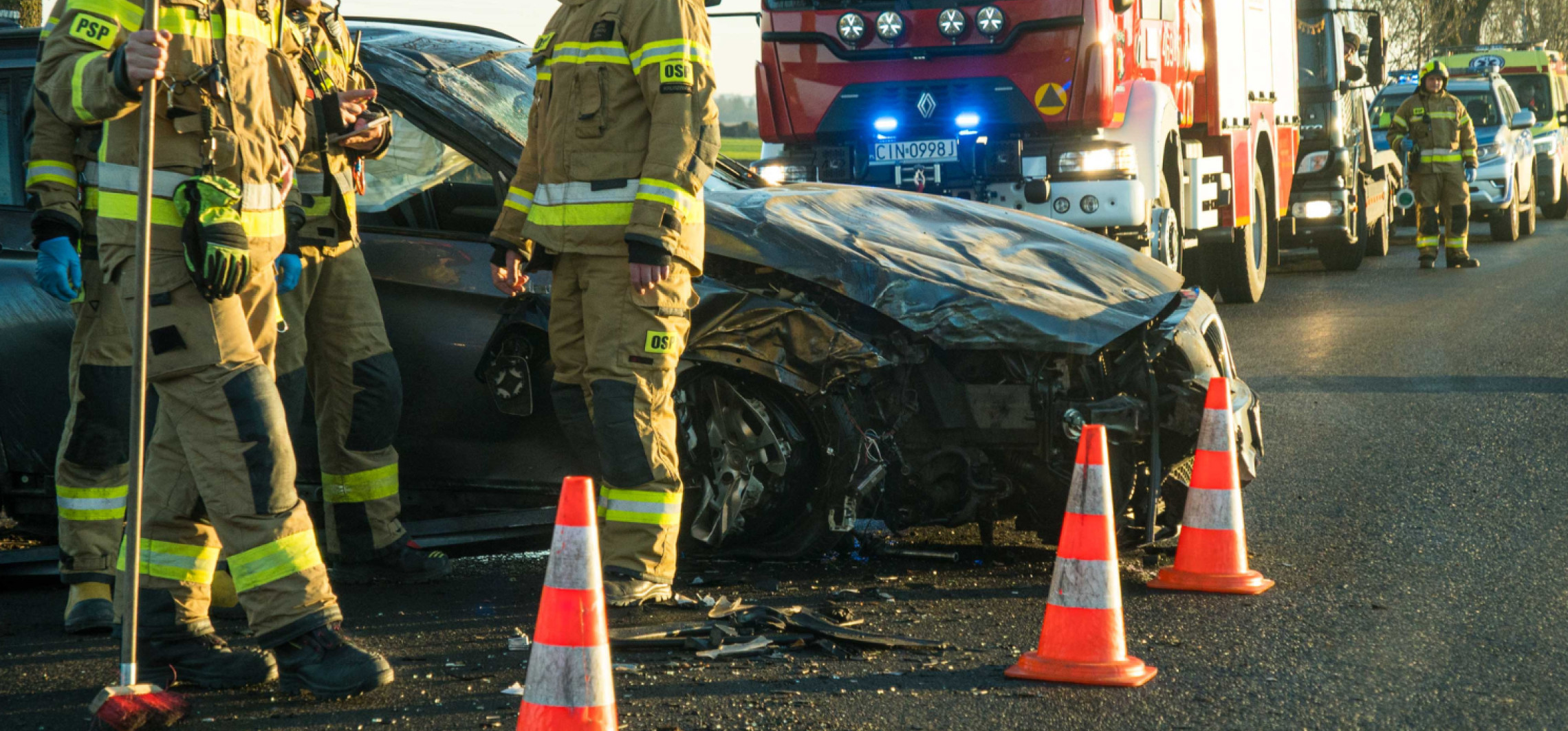 Samochód uderzył w drzewo. Utrudnienia dla kierowców