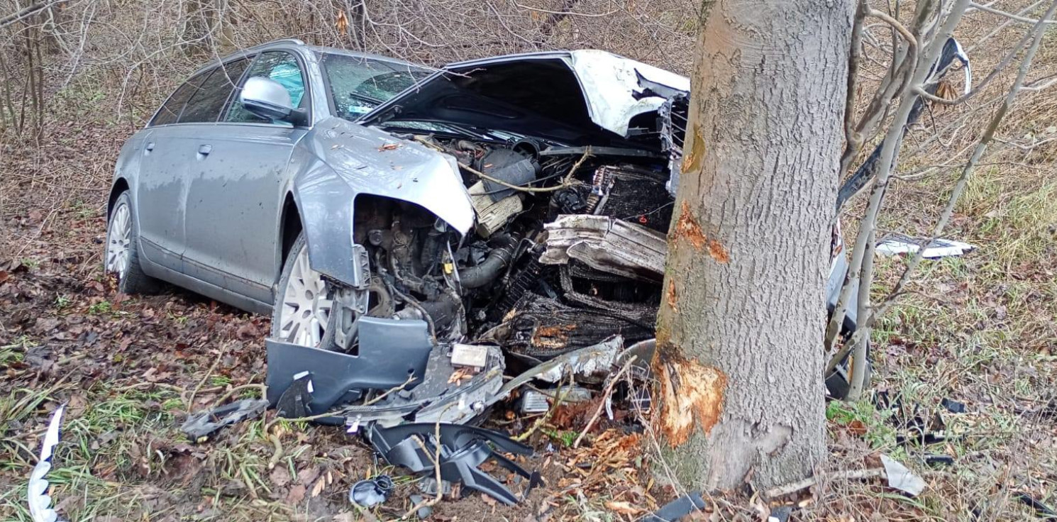 Pakość.online - Trwa seria wypadków. Audi rozbiło się na drzewie