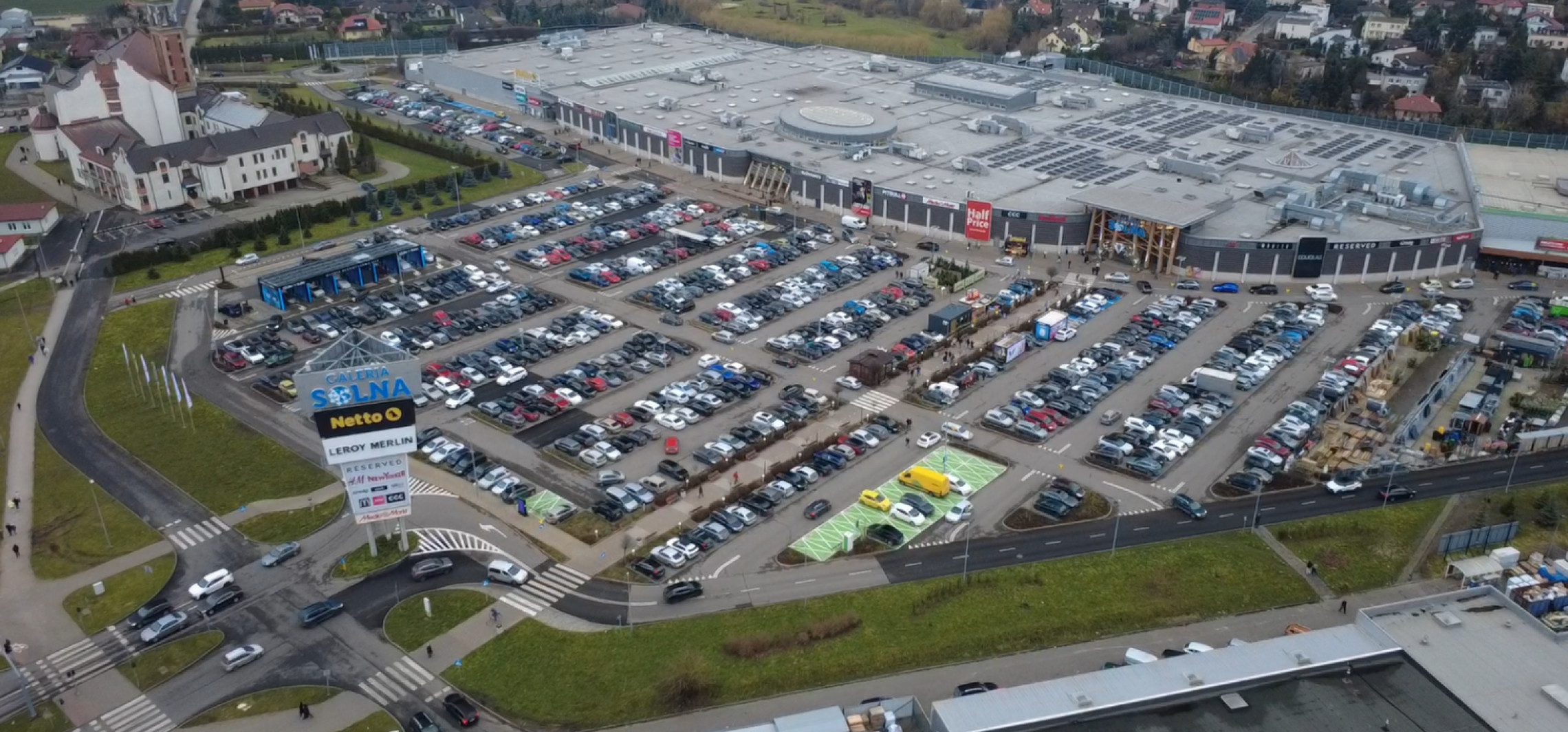 Inowrocławianie ruszyli na zakupy. Zobaczcie to z drona