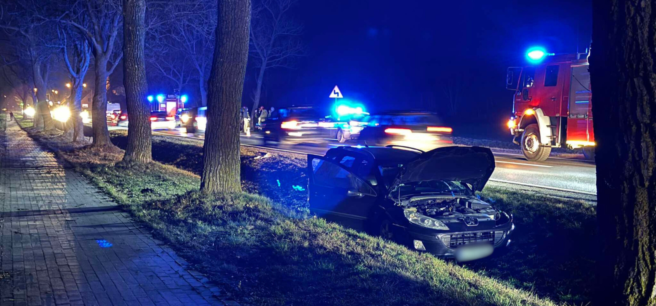 Auto w rowie. Utrudnienia na trasie do Torunia