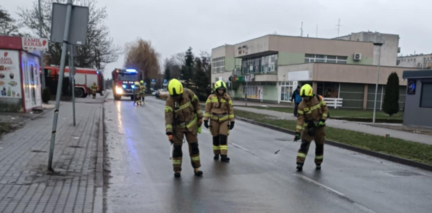 Kruszwica.online - Utrudnienia w Kruszwicy. Strażacy usuwają plamę oleju z drogi