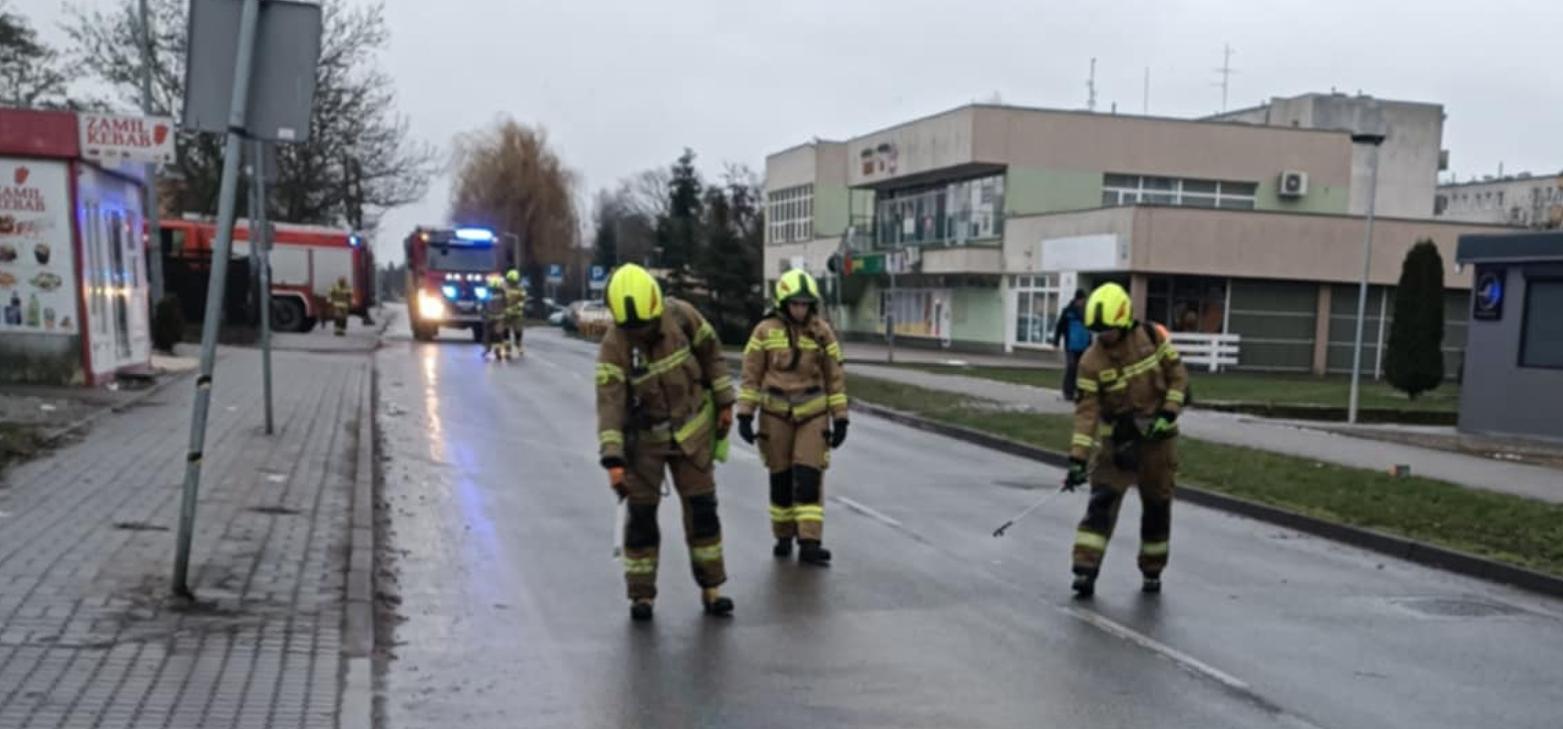 Utrudnienia w Kruszwicy. Strażacy usuwają plamę oleju z drogi