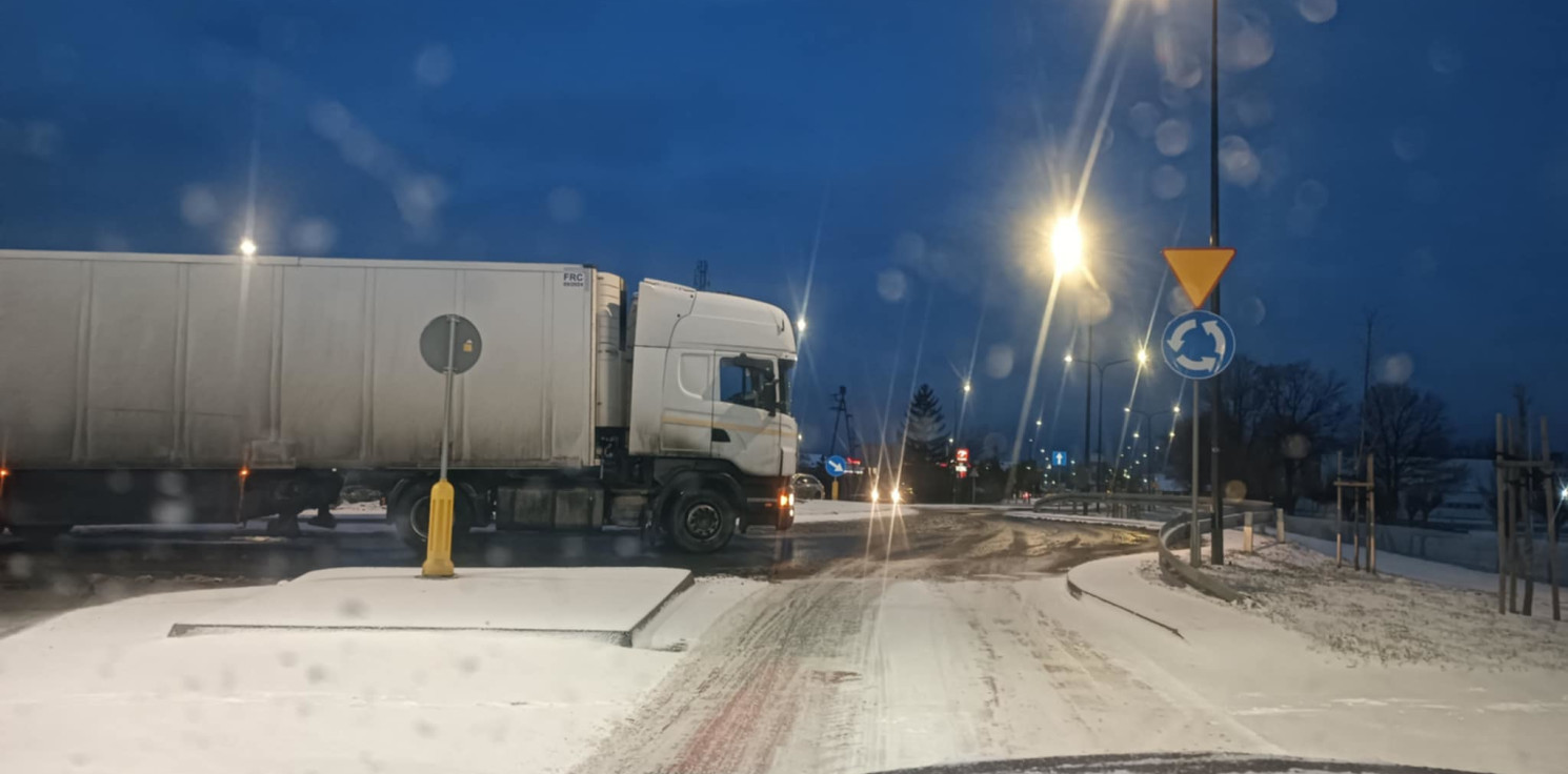 Kruszwica.online - Ciężarówka blokowała rondo w Kruszwicy