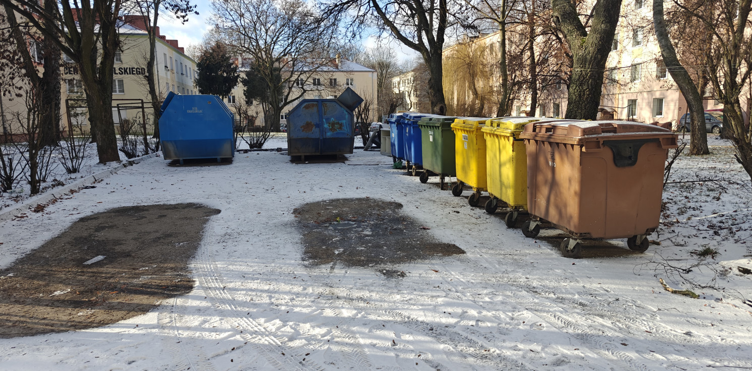 Inowrocław -  Wracamy do tematu śmieci przy Sikorskiego. Dodatkowej wiaty nie będzie