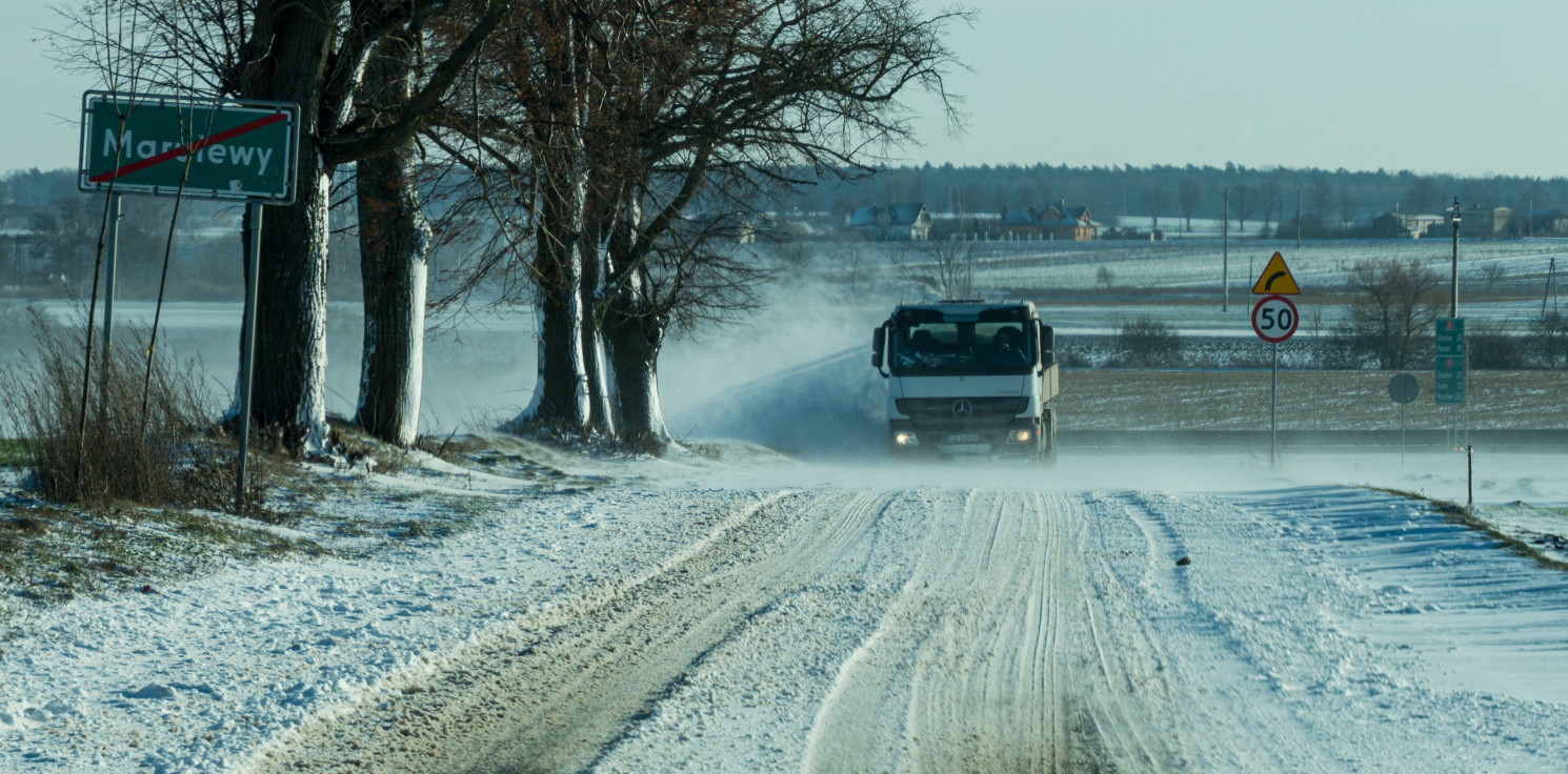 Inowrocław - Wiatr nawiewa śnieg z pól na drogi. Jest alert IMGW