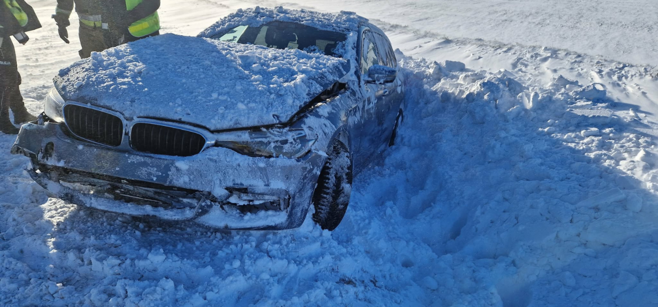 BMW wylądowało w rowie. Wyglądało groźnie