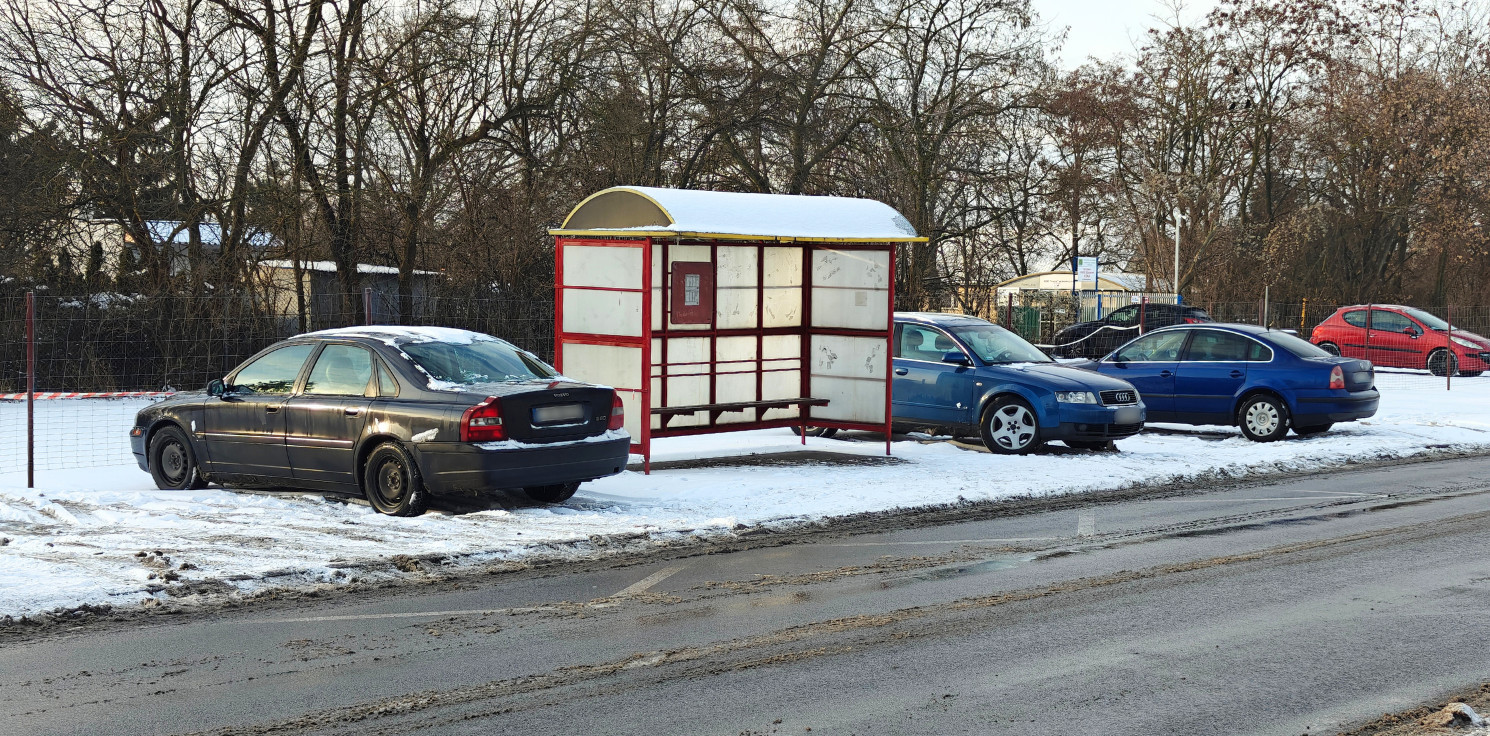 Inowrocław - Samochody parkują na przystanku dla ludzi