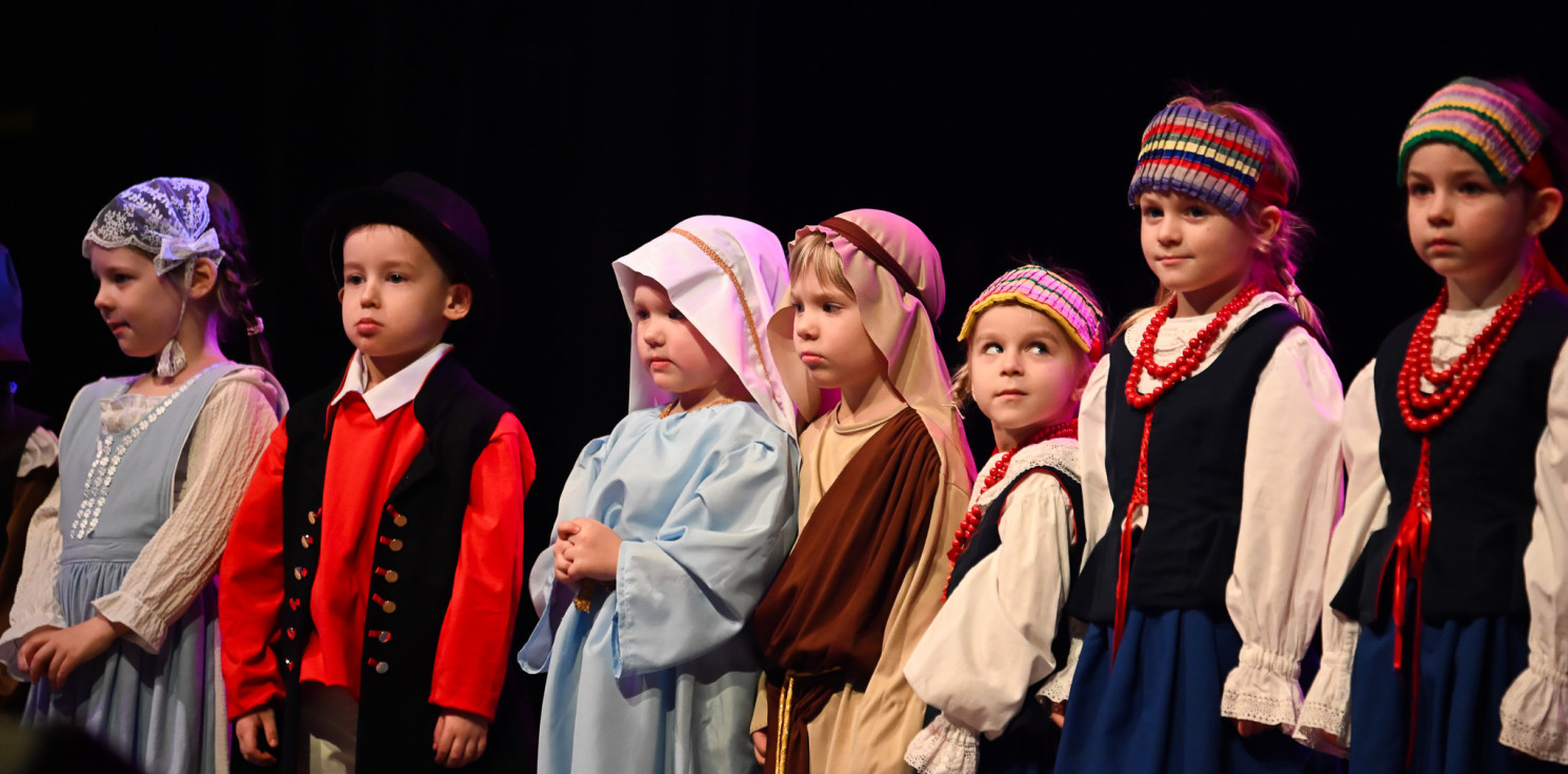 Inowrocław - Kolędy, jasełka i atrakcje. Orszak przeniósł się do Teatru Miejskiego