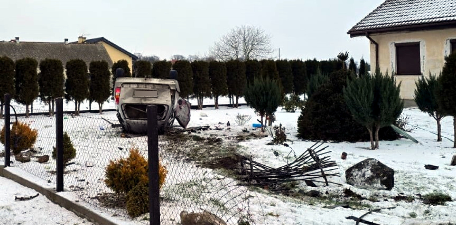 Strzelno - Pijany kierowca dachował na prywatnej posesji