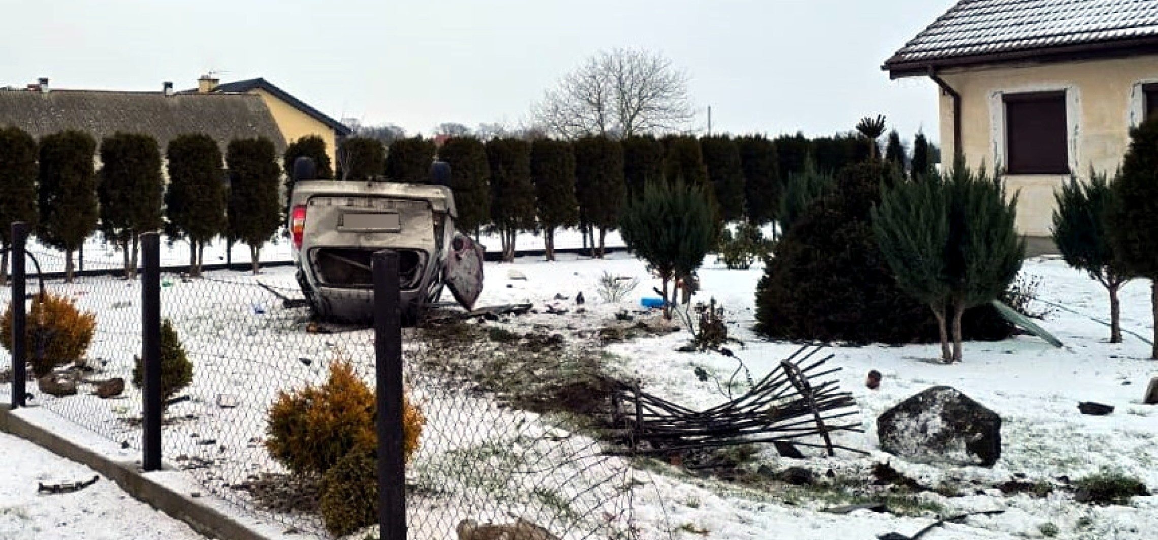 Pijany kierowca dachował na prywatnej posesji