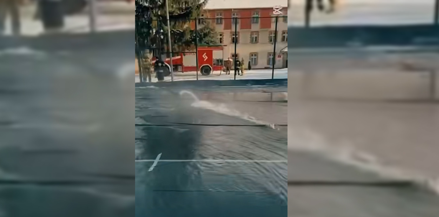 Gniewkowo.online - Wylali wodę na boisko i mają lodowisko