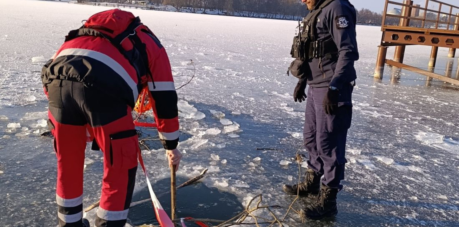 Kruszwica.online - Interwencja na jeziorze. Przechodzień zaalarmował o niebezpieczeństwie