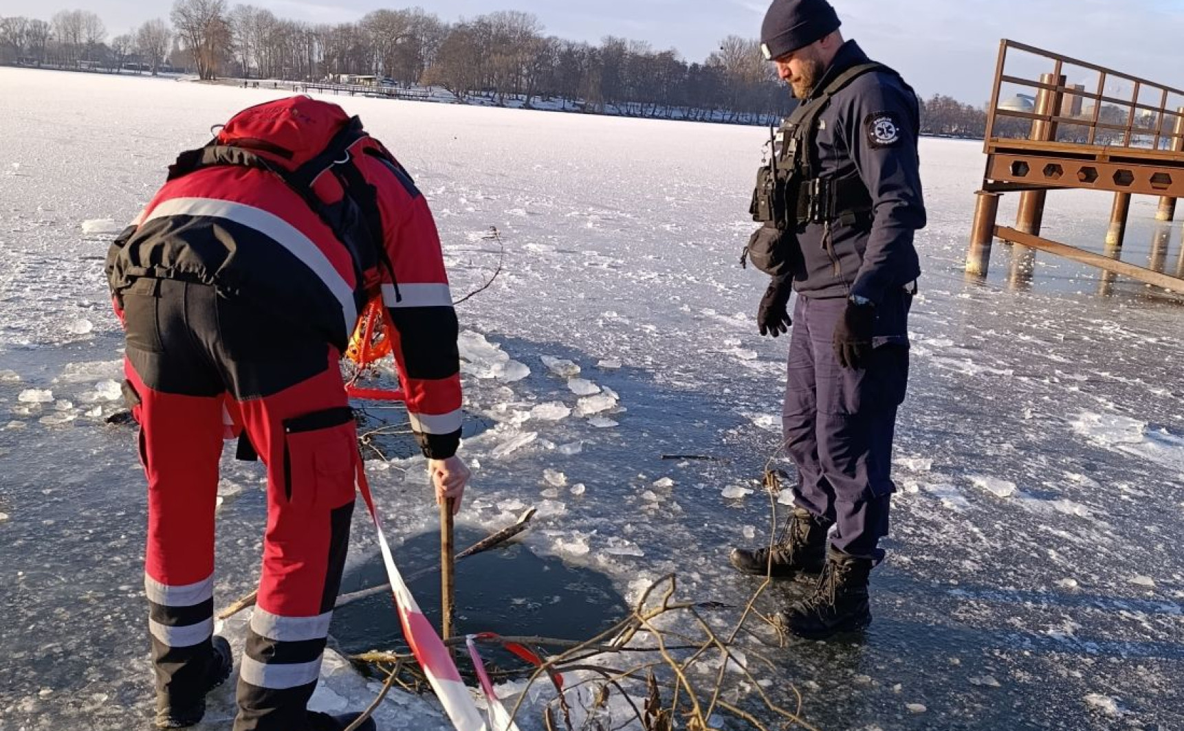 Interwencja na jeziorze. Przechodzień zaalarmował o niebezpieczeństwie