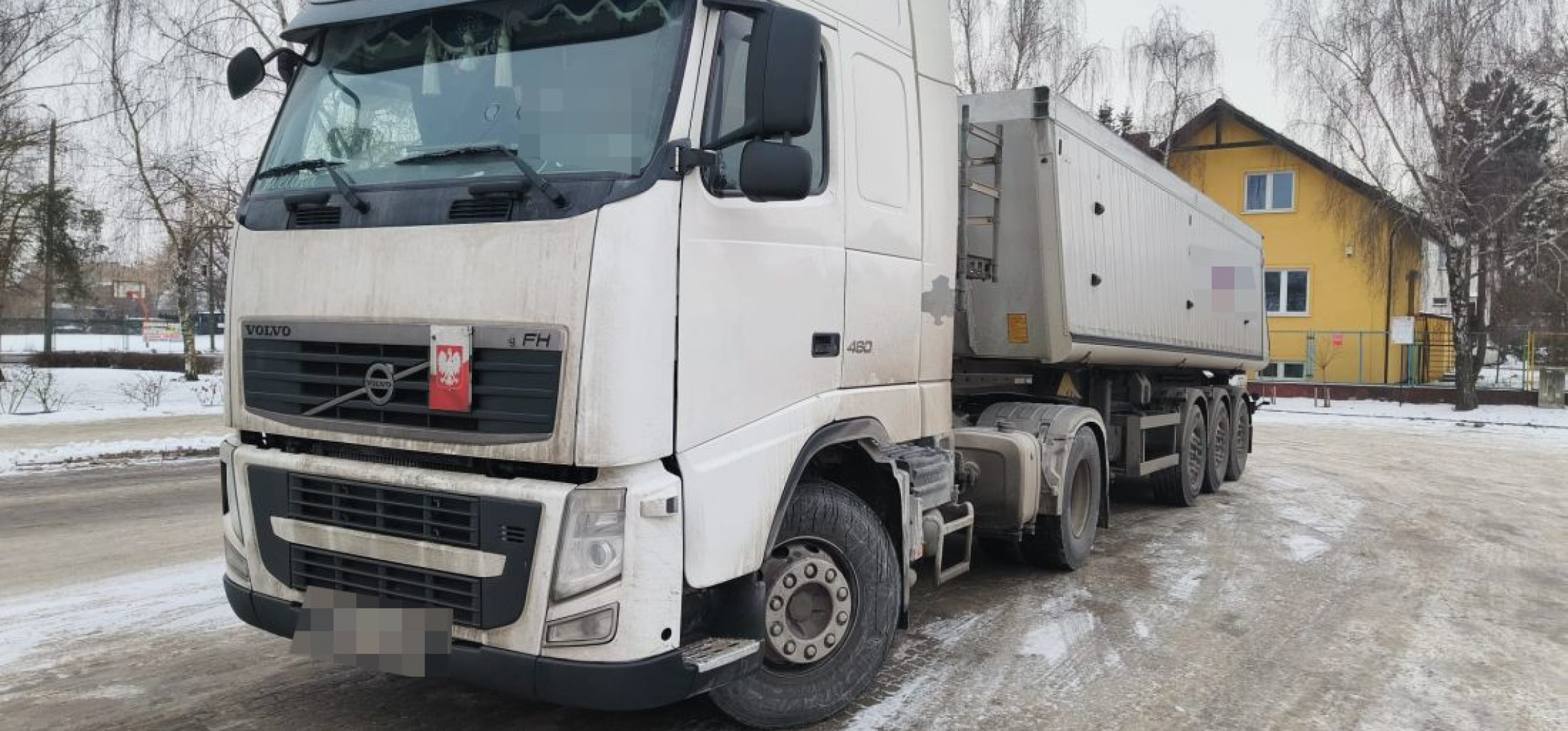 Uszkodzona szyba i zużyte opony. Kierowca ciężarówki ukarany