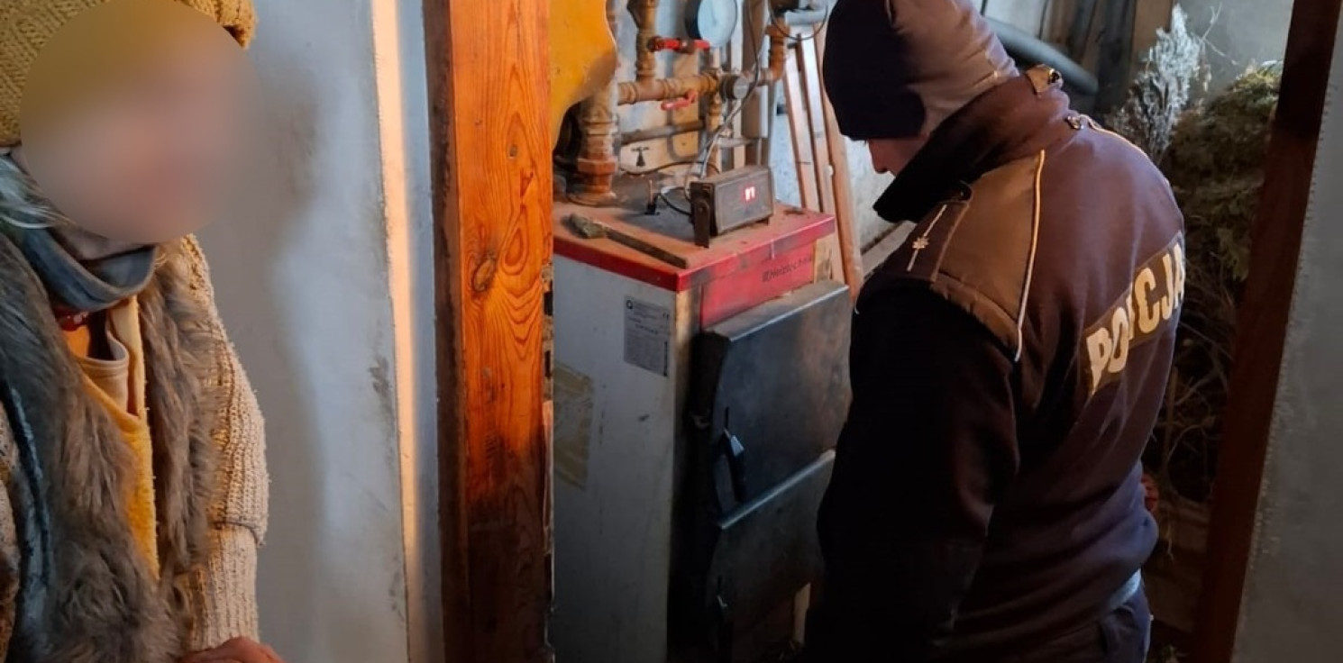 Region - Samotna seniorka w zimnym domu. Policjanci rozpalili w piecu i udzielili pomocy