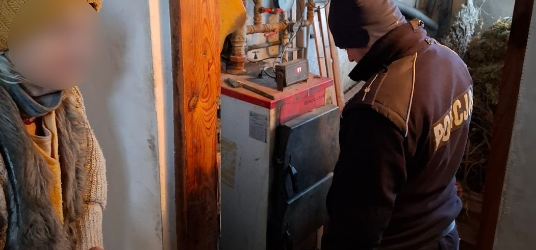 Samotna seniorka w zimnym domu. Policjanci rozpalili w piecu i udzielili pomocy