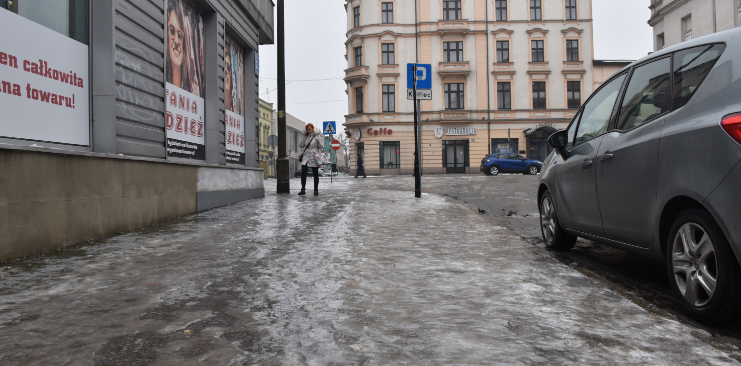 Inowrocław - Tafle lodu w centrum i na osiedlach. Piesi i kierowcy mają duży problem