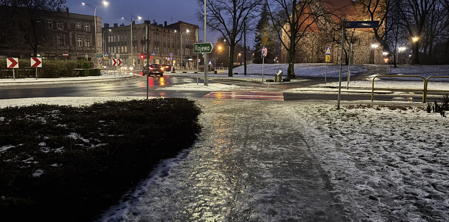 Inowrocław - Patrzcie pod nogi. Tak rano wyglądały chodniki w mieście
