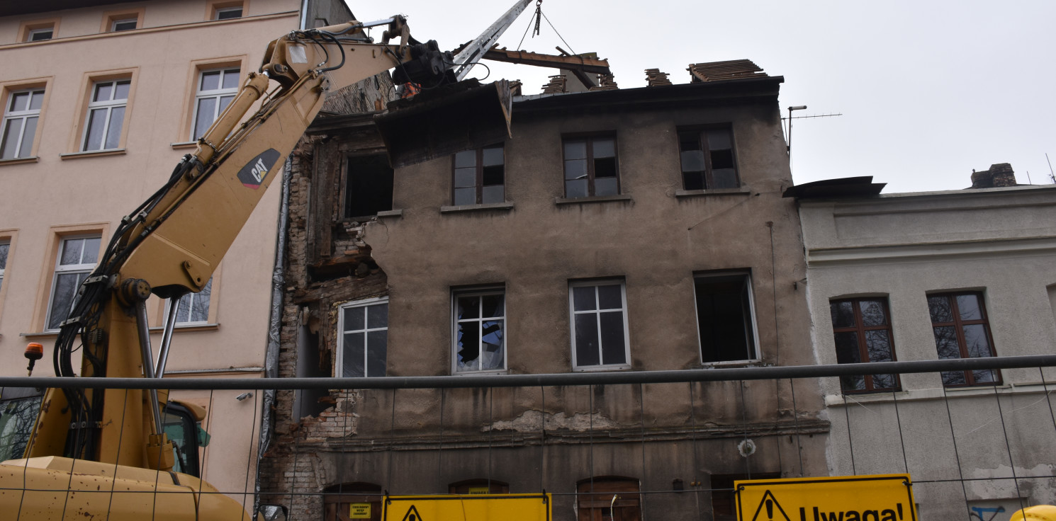 Inowrocław - Kamienica będzie zrównana z ziemią. Prace rozbiórkowe ruszyły