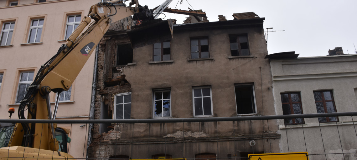 Kamienica będzie zrównana z ziemią. Prace rozbiórkowe ruszyły