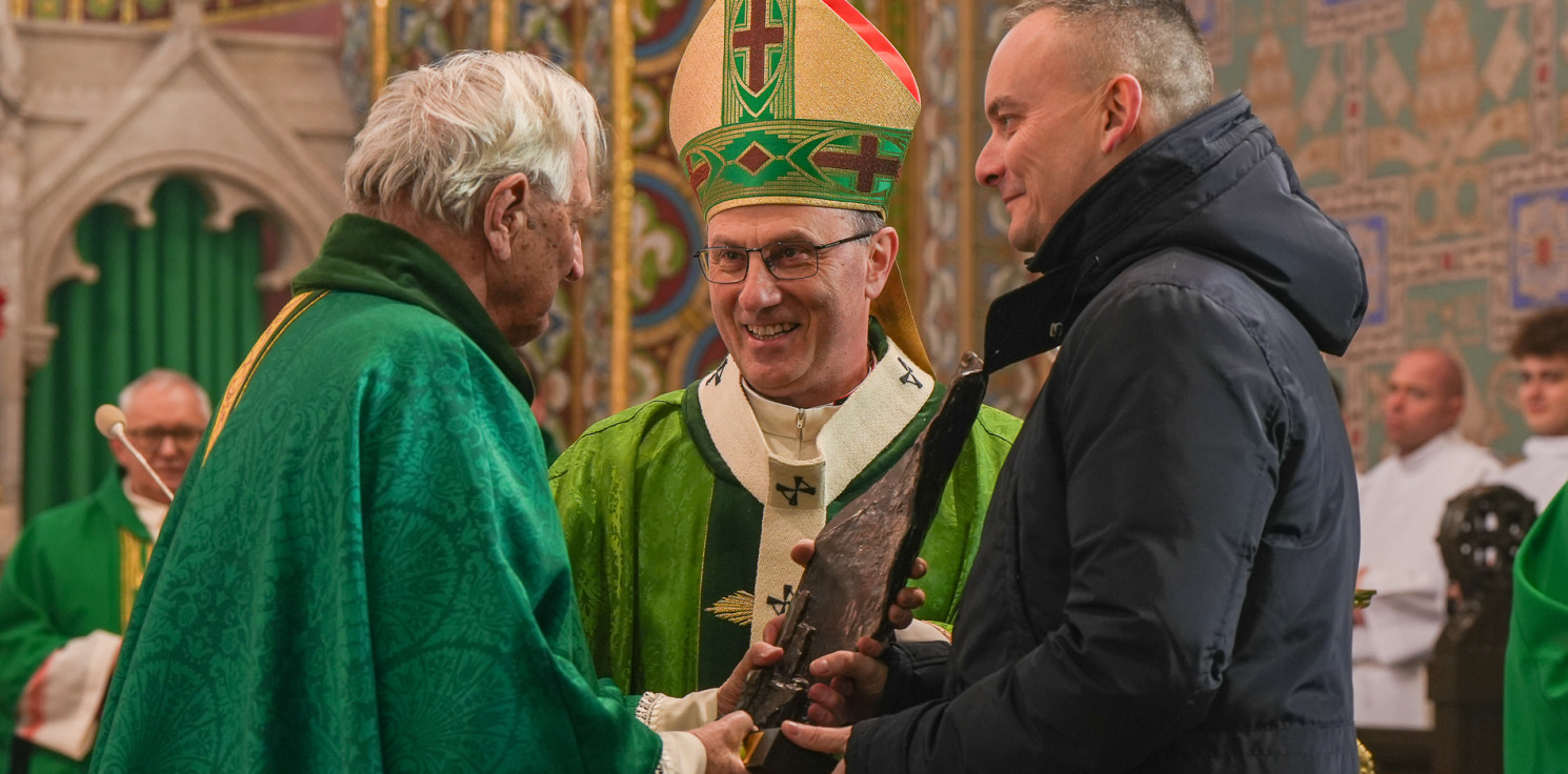 Inowrocław - W Inowrocławiu prymas wręczył kolejną statuetkę "Ku chwale"