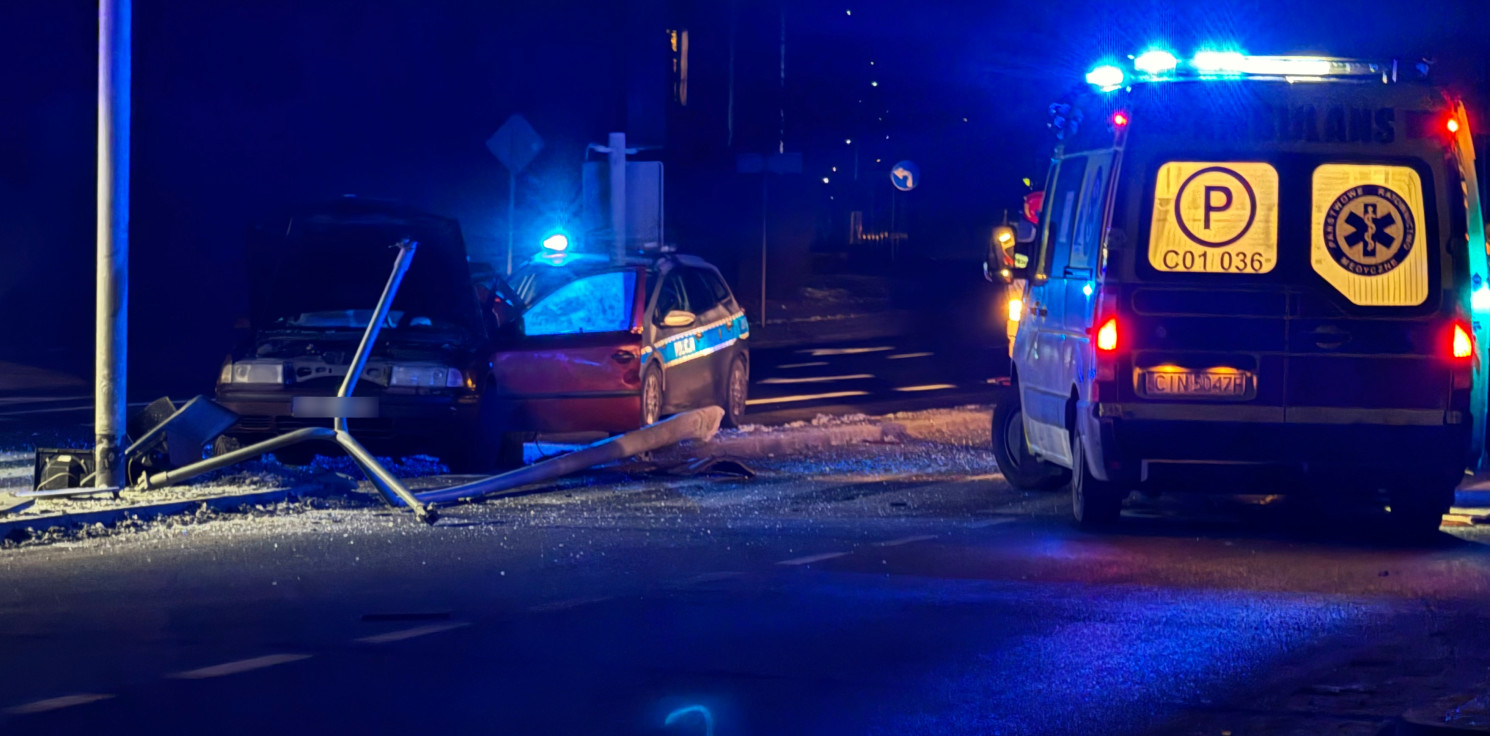 Inowrocław - Osobówka skosiła sygnalizator. Nocny wypadek w centrum Inowrocławia