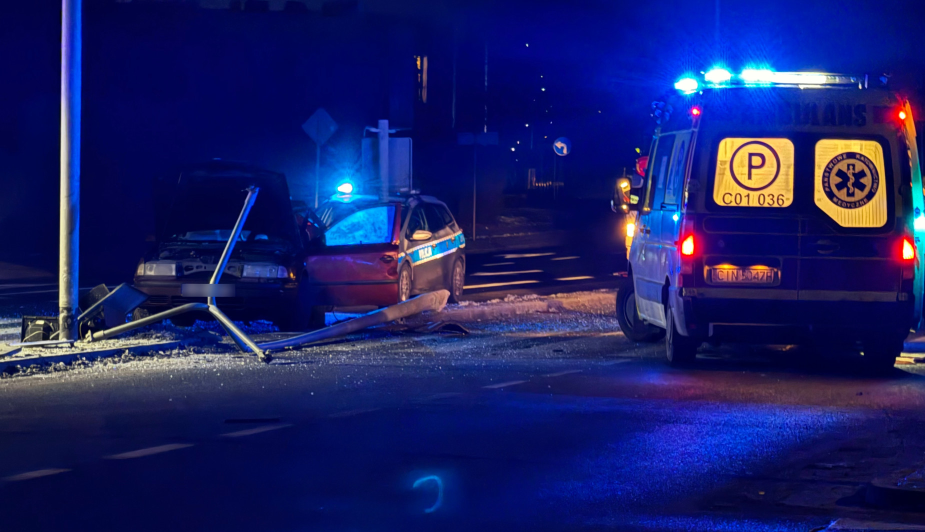 Osobówka skosiła sygnalizator. Nocny wypadek w centrum Inowrocławia