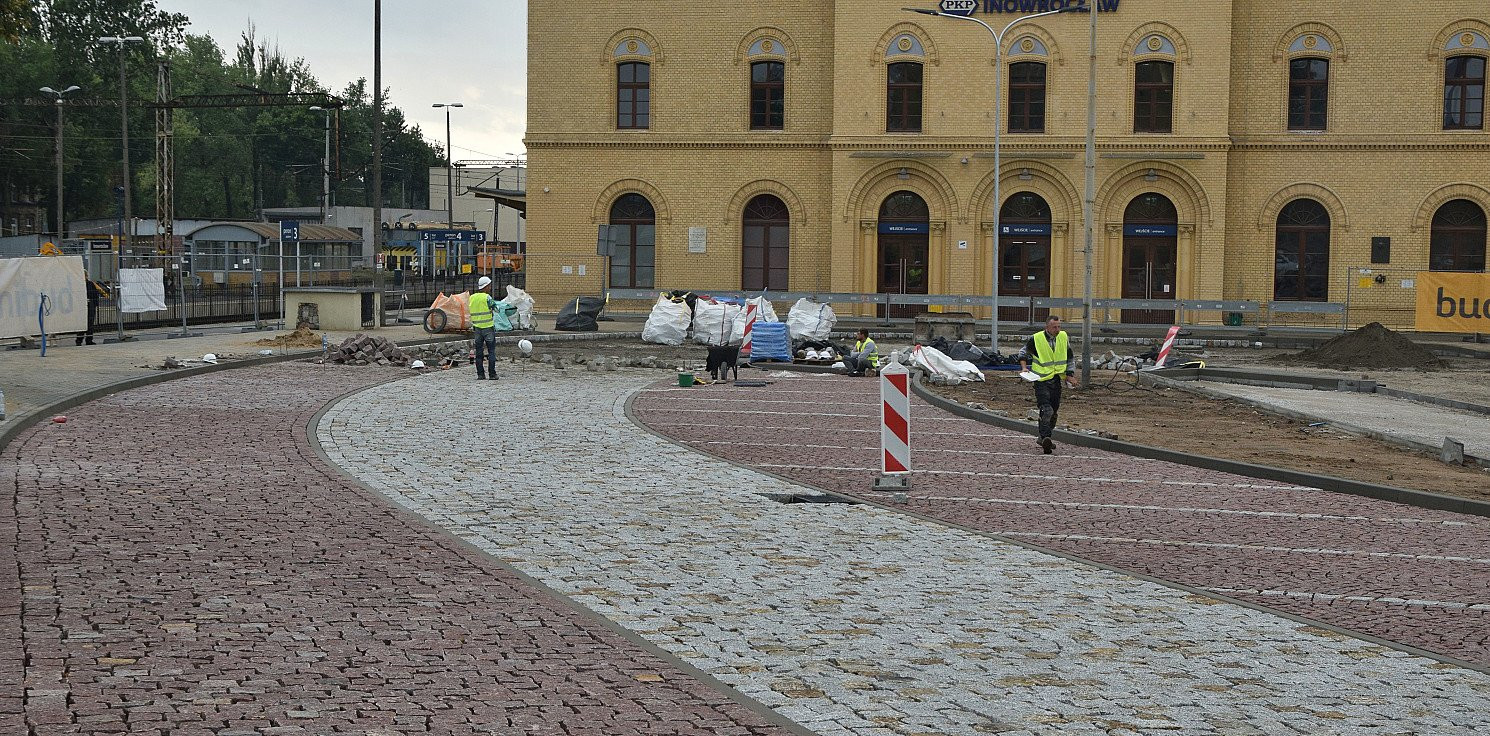 Inowrocław - Prace przed dworcem na finiszu