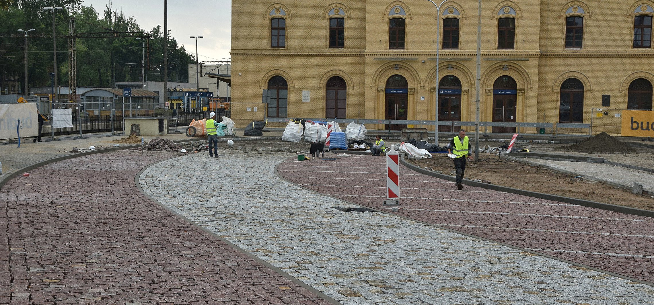 Inowrocław - Prace przed dworcem na finiszu