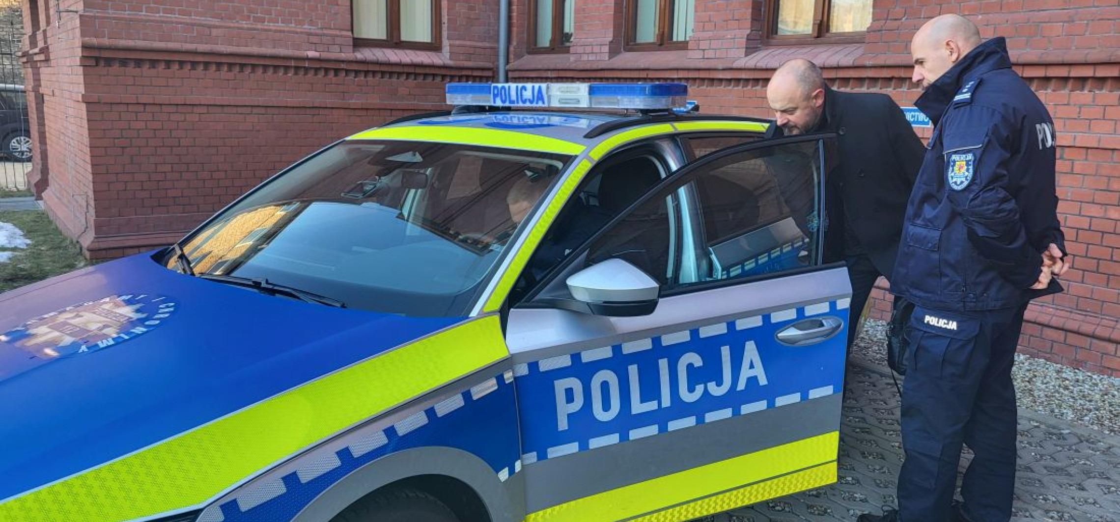 Policjanci z Pakości dostali nowy radiowóz